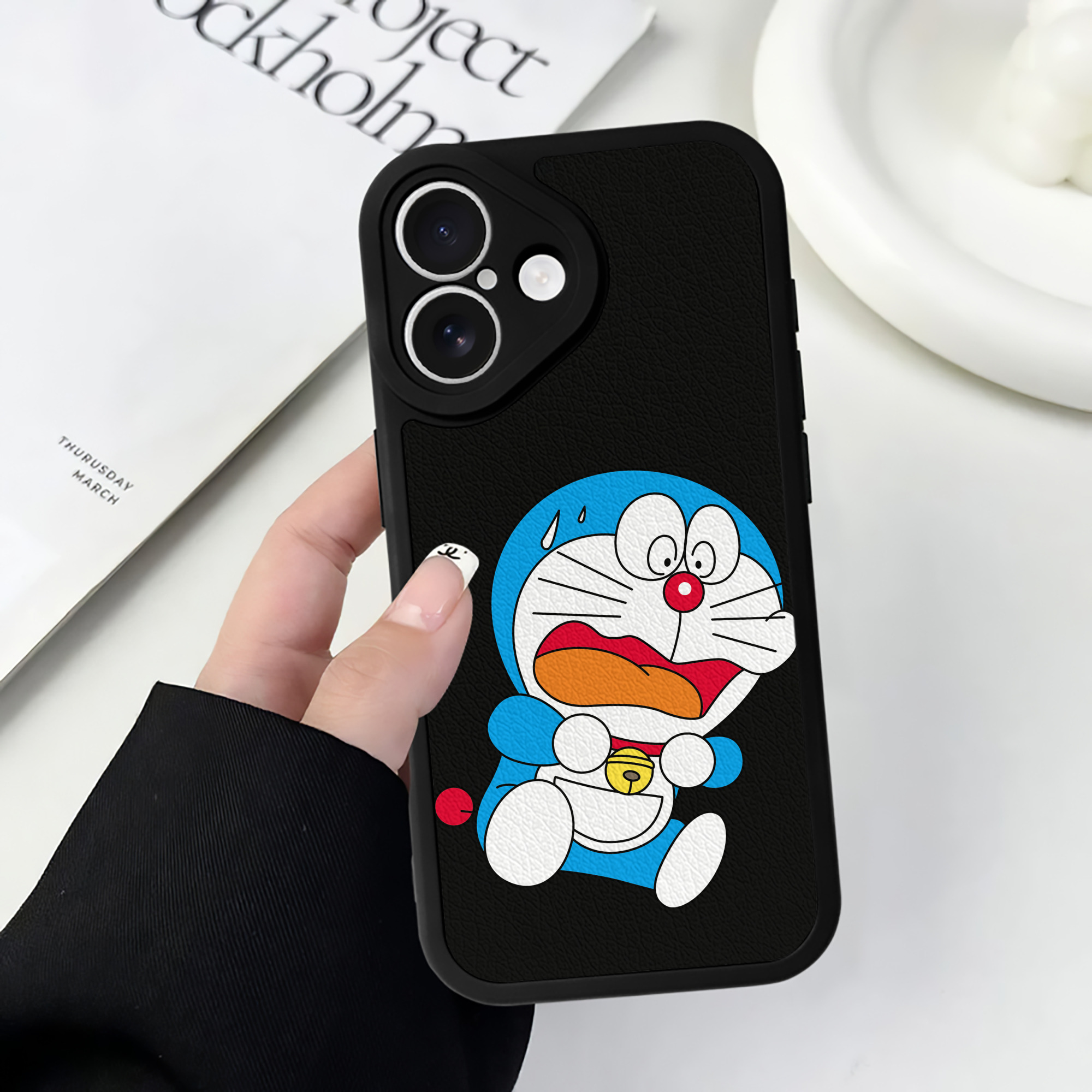 （画像用） ドラえもん Doraemon 【iPhone 16シリーズ対応】シリコンスマホケース（レザー調） 材質：シリコン